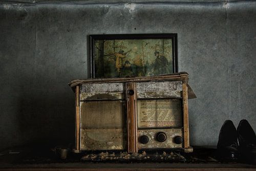 Prachtige spookachtige oude radio in verlaten huis