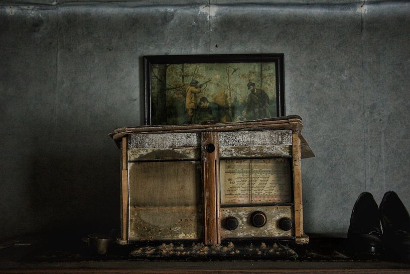 Prachtige spookachtige oude radio in verlaten huis van Melvin Meijer