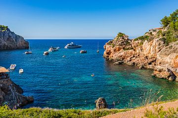 Prachtige kust op Mallorca, idyllische baai van Cala Deia strand van Alex Winter