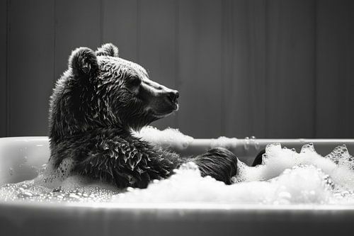 Image de salle de bain : Ours serein dans un bain moussant