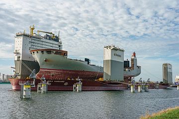 Boskalis Boka Vanguard met de Fremantle Highway. van Jaap van den Berg