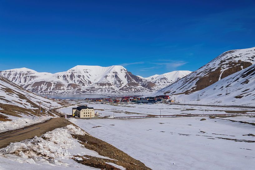 longyearbyen spitsbergen by Merijn Loch