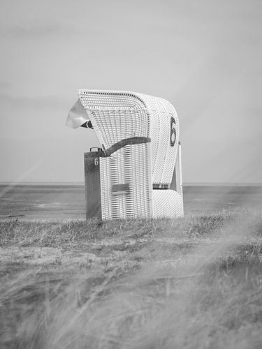 Strandstoel aan de Noordzee bij de zee