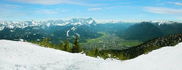 Uitzicht vanaf de Wank naar Garmisch-Partenkirchen Opper-Beieren van SusaZoom