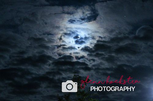 Der Mond mit Wolken