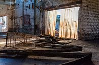 Auffallendes Licht in einem verlassenen Industriegebäude von Lieven Tomme Miniaturansicht