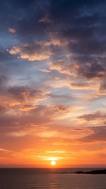 Coucher de soleil sur l'océan doré