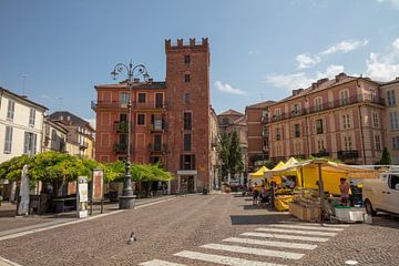 Plein met toern en markt in centrum van Asti, Piemont, Italie