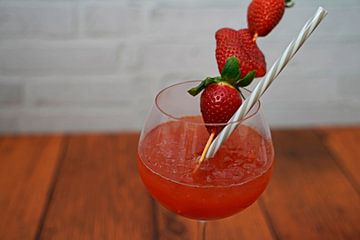 Cocktail Tonic au gin et aux fraises dans un verre sur Babetts Bildergalerie