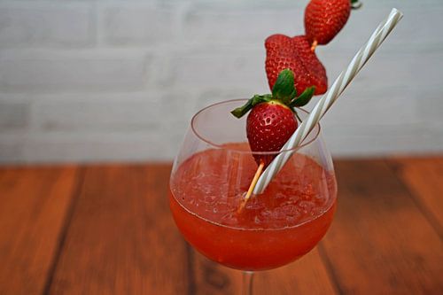 Gin Strawberry Tonic Cocktail in een Glas