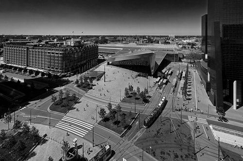 Overzicht Rotterdam Centraal plein in zwart / wit