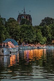 Bakkruisers tijdens het blauwe uurtje in Leeuwarden met de Oldehove by Harrie Muis