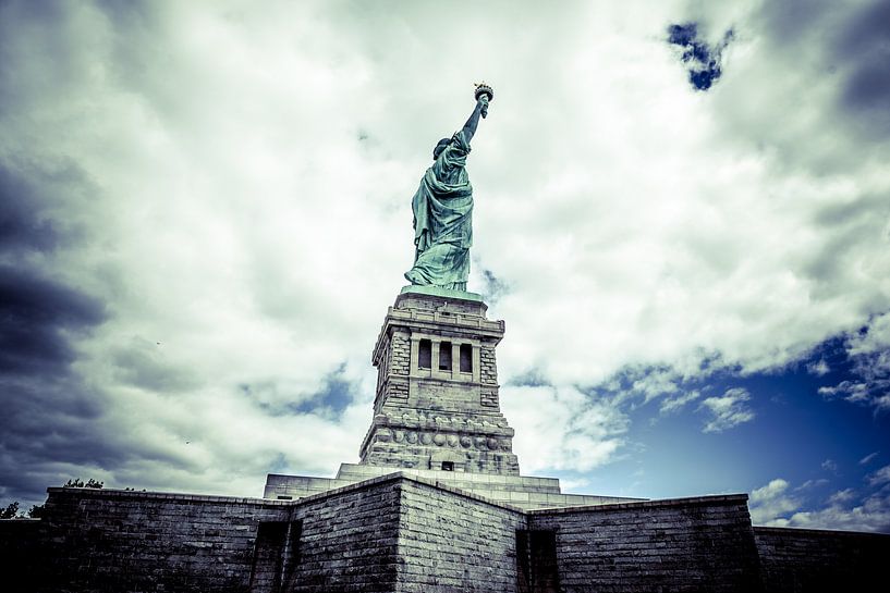 Die verborgene Pracht der Freiheit: Eine einzigartige Perspektive auf die Freiheitsstatue in New York 15 von FotoDennis.com | Werk op de Muur