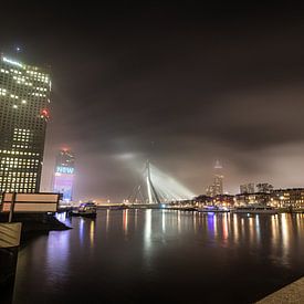 Rotterdam et le pont Erasmus enveloppés dans un brouillard croissant sur Mike Bot PhotographS