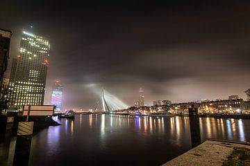 Rotterdam en de Erasmusbrug gehuld in de optrekkende mist