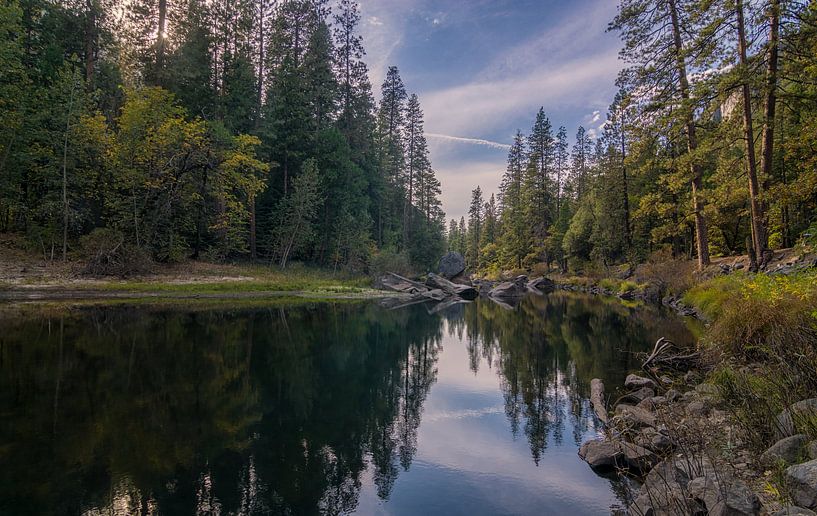 Yosemite NP - spiegeling in de rivier van Toon van den Einde