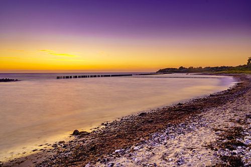 Coucher de soleil sur la plage de pierres de Dranske