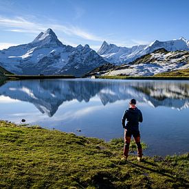 Lac de montagne avec randonneur sur Michael Blankennagel