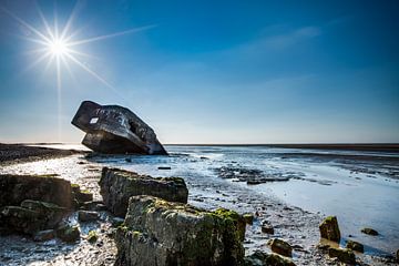 Verdronken bunker op het strand.