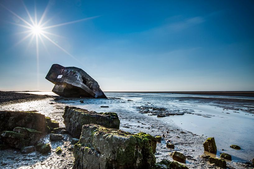 Verdronken bunker op het strand. van Wim Demortier