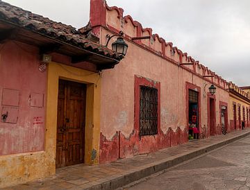 San Cristóbal de Las Casas: Koloniaal gebouw by Maarten Verhees