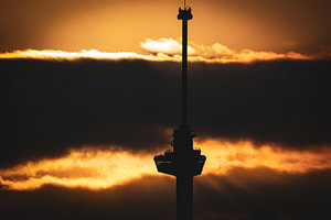 Euromast in de wolken