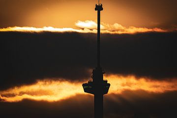 Euromast in de wolken van Esmée Fotografeert