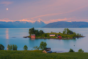 Sonnenaufgang in Omaholmen, Hardangerfjord, Vestland, Norwegen