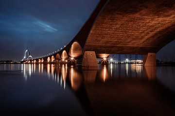 De Oversteek, Nijmegen in de avond en hoog water van Robbert van Rijsewijk