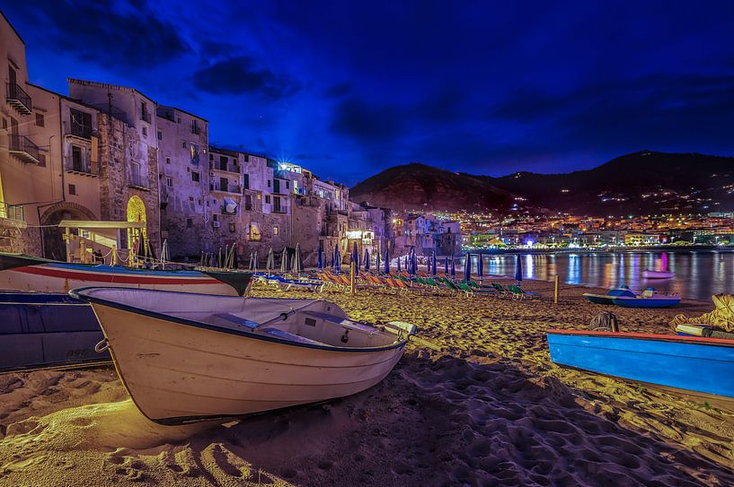 Cefalu, Sicilie Blauwe uur van Mario Calma