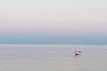 Pastel zonsondergang met zeilboot van Scheev fotografie: Wilma Sloot