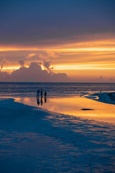 wandelen bij zonsondergang op het strand van punta coco van Kris Ronsyn