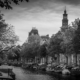 Amsterdam Canal in Black and White van Raymond Voskamp