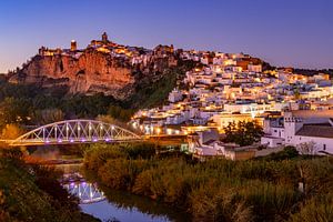 Arcos de la Frontera in der blauen Stunde, Spanien