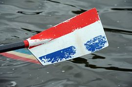 Ruder mit niederländischer Flagge von Richard Wareham