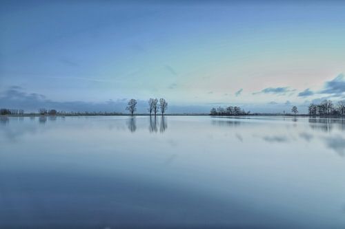 Het blauwe uurtje gevangen in een landschap