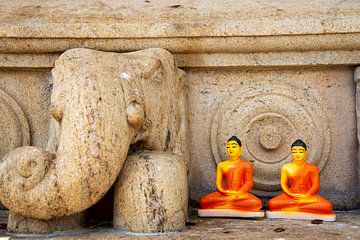 Buddha beeldjes bij stenen stupa in Pollonaruwa, Sri Lanka van Jan Fritz