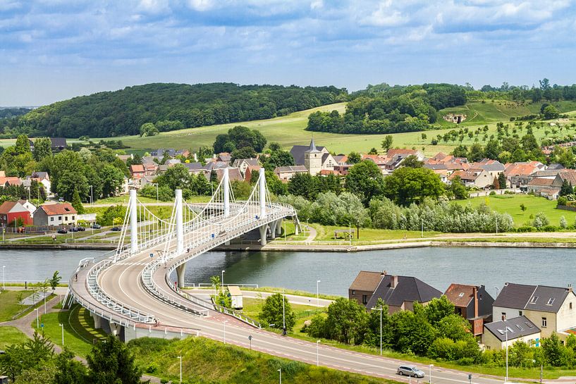 Hangbrug in het dorpje Kanne, Belgisch Limburg van Easycopters