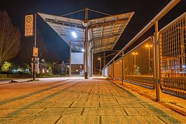 Le silence de la nuit à l'arrêt de bus