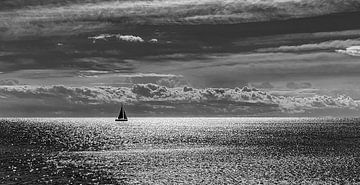 Einsames Segelboot von Peter Nackaerts