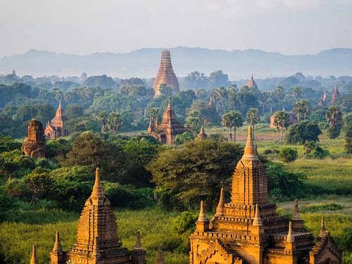 Zonsondergang bij het tempelveld in Bagan, Myanmar