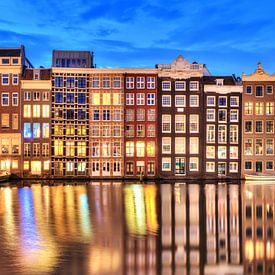 Amsterdam Damrak grachtenpanden van Dennis van de Water