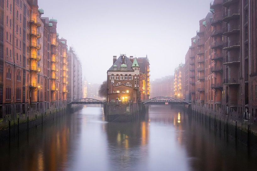 Hambourg dans le brouillard : le château d'eau lumineux par Nils Steiner