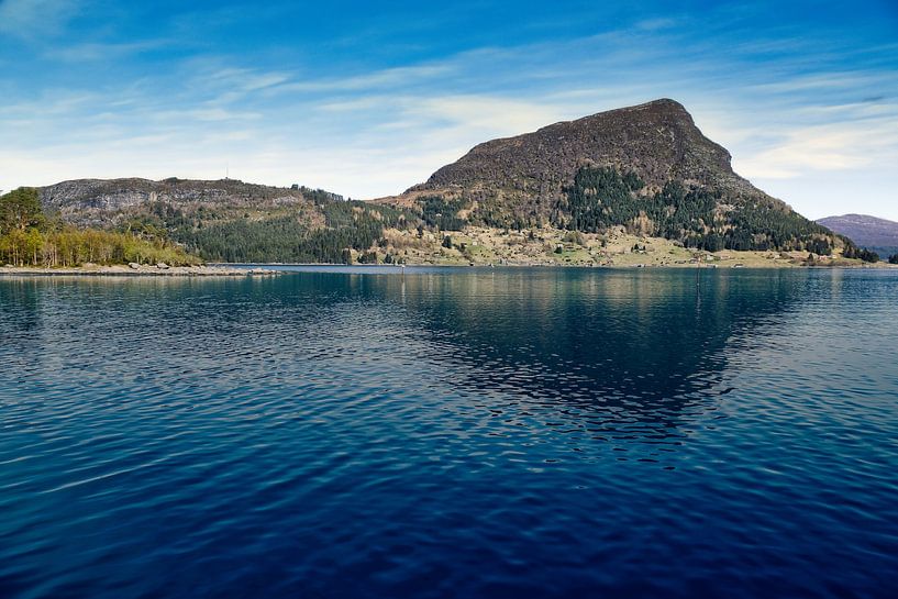Fjord en Norvège avec un ciel bleu par Martin Köbsch