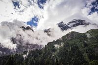 Des sommets de montagne dans la neige