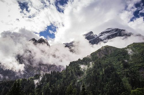 Bergtoppen in de sneeuw