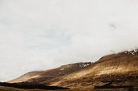 Schots landschap - wolken op de bergen van sonja koning thumbnail