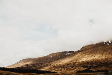 Paysage écossais - nuages sur les montagnes sur sonja koning