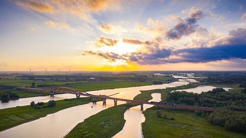 IJssel landschap tijdens zonsondergang van bovenaf gezien