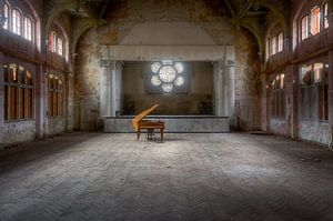 Liedje op de Piano. van Roman Robroek - Foto's van Verlaten Gebouwen